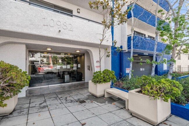 Foto del edificio - 10982 Roebling Ave