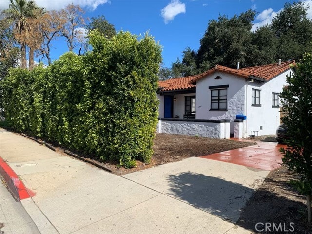 Building Photo - 1574 N Orange Grove Ave