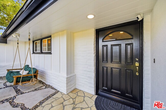 Foto del edificio - 22428 Victory Blvd