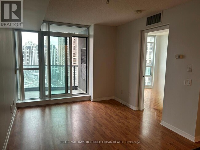 Photo du bâtiment - 30 Harrison Garden Blvd