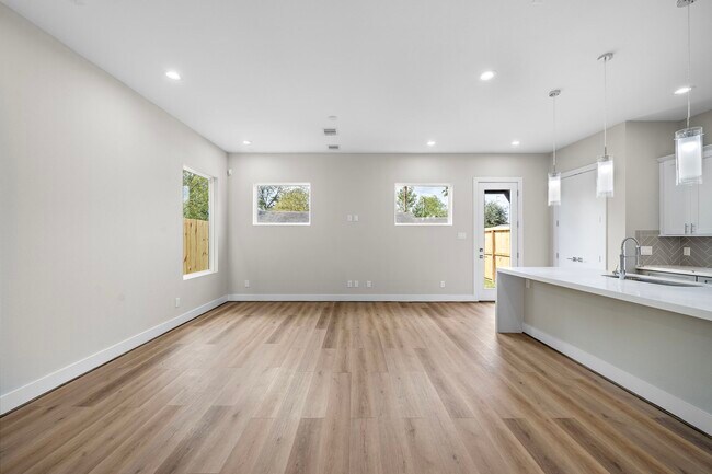 Foto del edificio - 8134 Esther Acres Ln