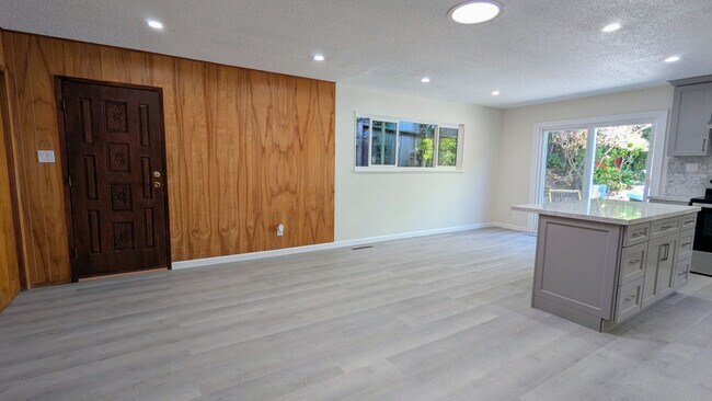 Building Photo - Spacious 4Bed/3Bath House Home in El Cerrito!