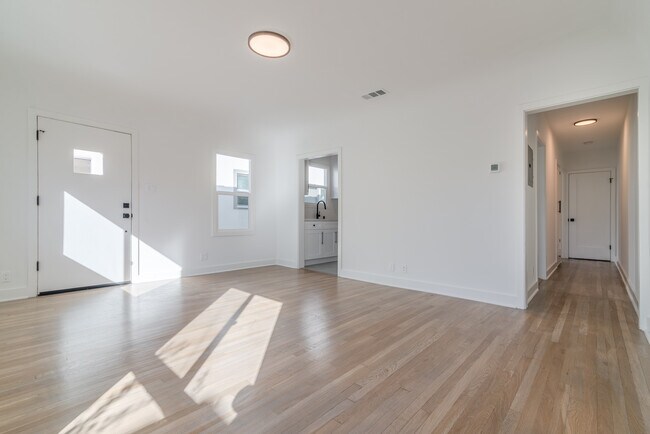Foto del edificio - Gorgeous All New Melrose Hill Bungalow