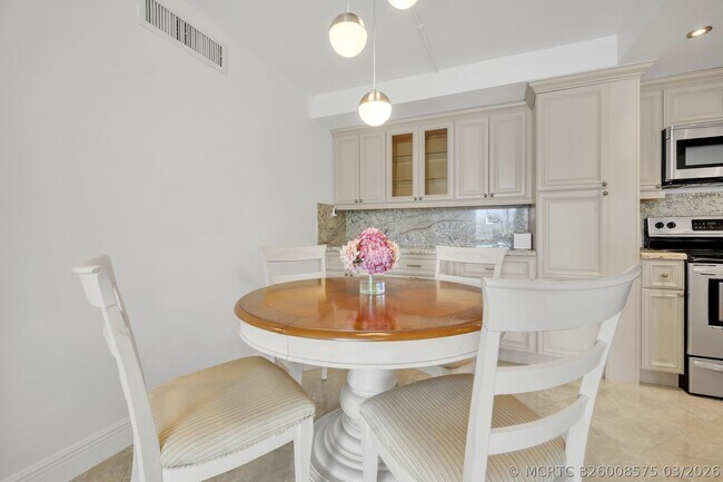 Foto del edificio - 720 Bayshore Dr