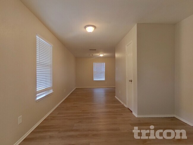 Foto del edificio - 1625 Emily Ln
