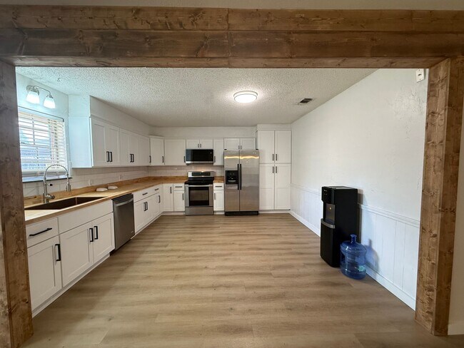 Foto del edificio - BEAUTIFUL 4 Bedroom 2 Bath  home with spacious backyard AVAILABLE NOW!