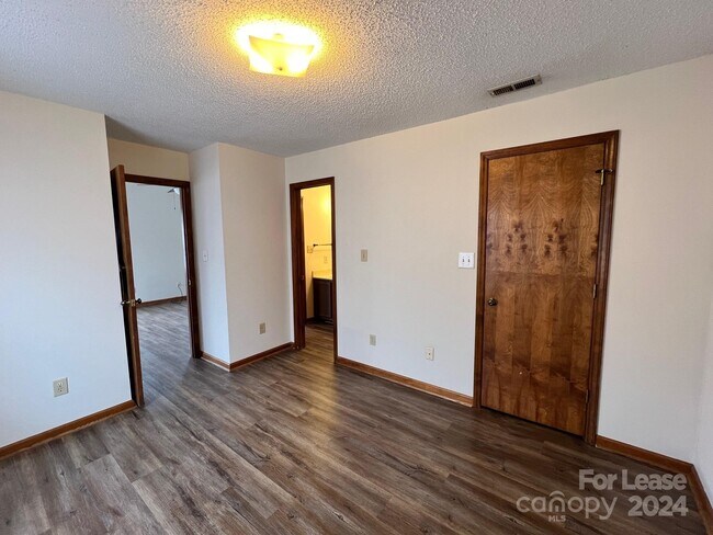 Foto del edificio - 129 Pine Meadow Ln