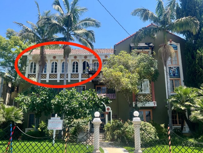 Foto del edificio - 2028 Beachwood Dr