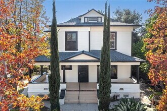 Building Photo - 724 W 2nd St