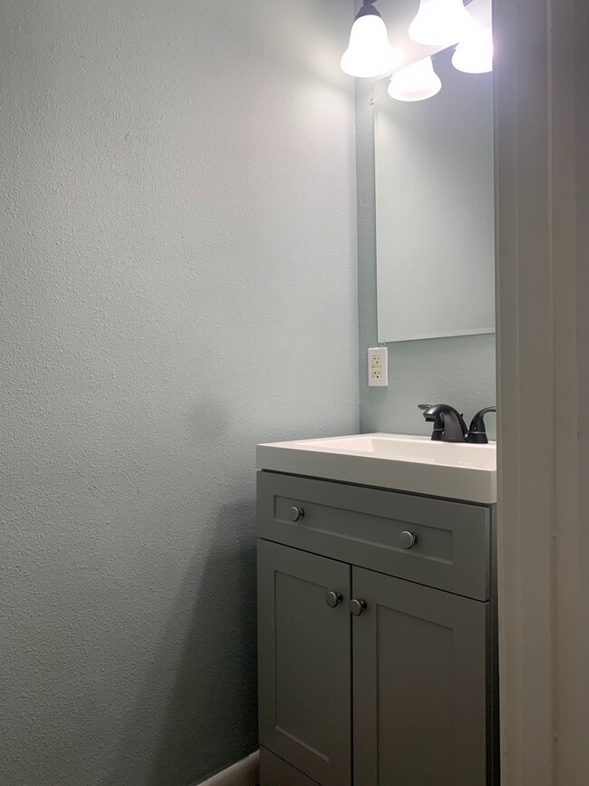 Foto del edificio - 2-Bedroom, 1.5-Bathroom Townhome Available...