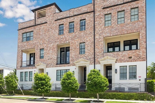 Building Photo - 3850 Glen Arbor Dr