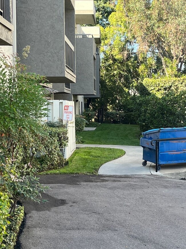 Building Photo - Clean and Quiet 1 Bedroom/1 Bath  in SENIOR COMPLEX Section 8 Accepted