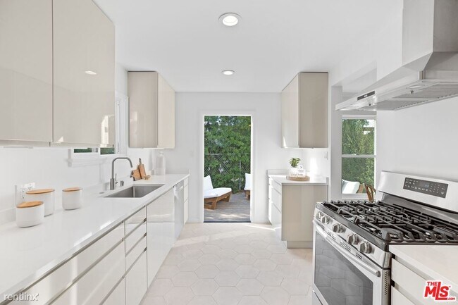Building Photo - 2 br, 1 bath Duplex - 664 Westminster Aven...