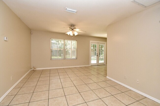 Foto del edificio - Spacious 3BR/2BA Corner Lot Home + Bonus Room in Silver Springs Shores – $1,650/Month