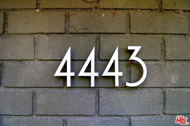Foto del edificio - 4443 Saugus Ave