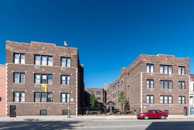 Building Photo - 728 W Addison St