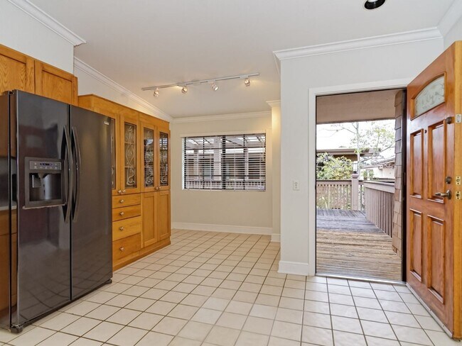 Foto del edificio - Water, Sewer, Trash Included! Fireplace, Washer, Dryer, 2 Assigned Parking, Garage, Open Floor Pl...