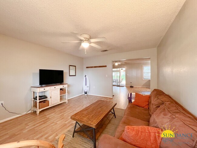 Building Photo - Centrally located and renovated Mary Esthe...