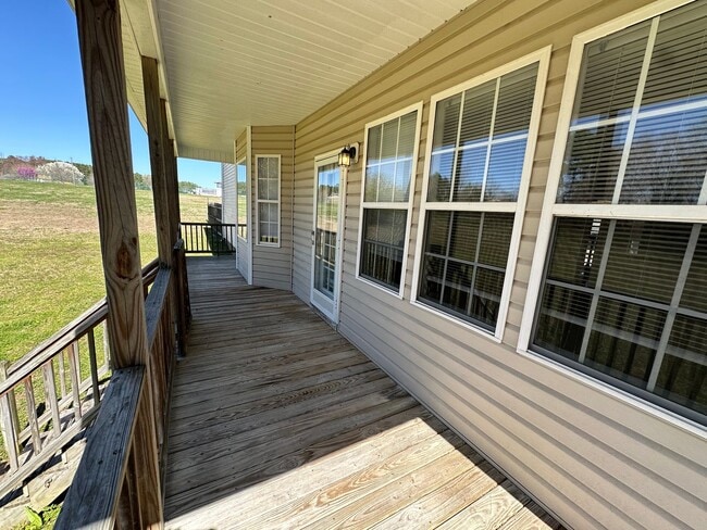 Building Photo - Beautiful 3 bedroom home on over 3/4 acres with huge garage.