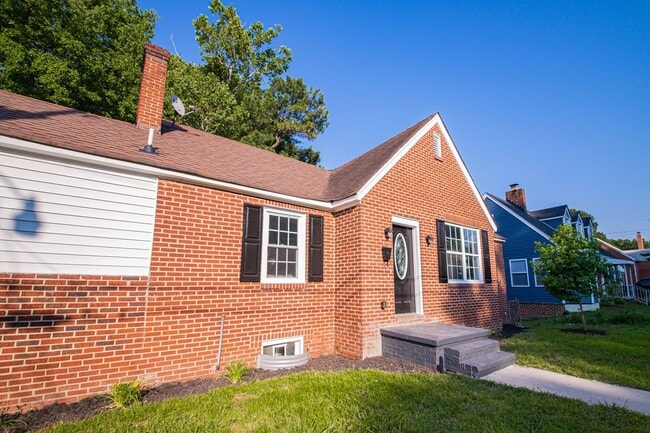 Building Photo - 3 Bedrooms, 2 Bathrooms on Colonial Avenue in Colonial Heights! Must SEE!!!