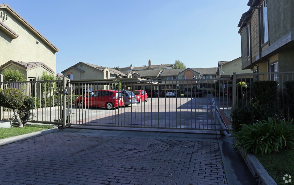 Building Photo - Queens Gate Apartments