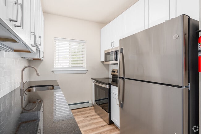 2BR, 1BA - 750SF - Kitchen - Pear Tree Court