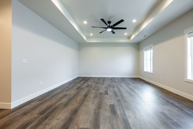 Building Photo - HOLY MOLY CHECK OUT THIS BEAUTIFUL 3 BED 2...