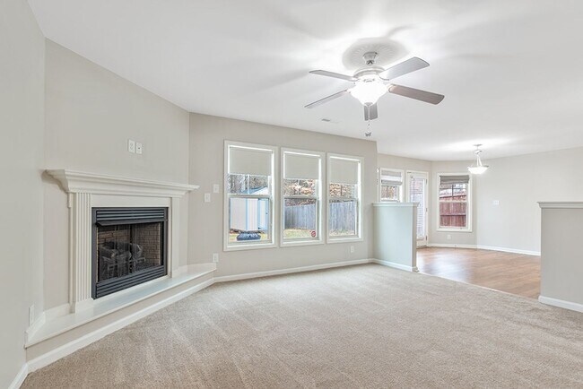 Building Photo - Great Home with Fenced Yard!