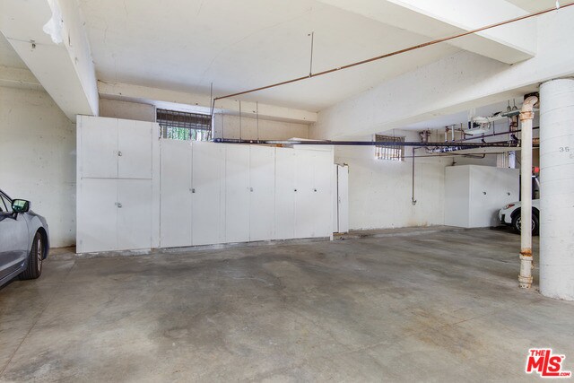 Building Photo - 850 N Kings Rd