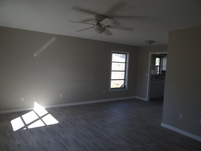 Foto del edificio - Annual Renovated Duplex 2 bed 1 bath 1 car...