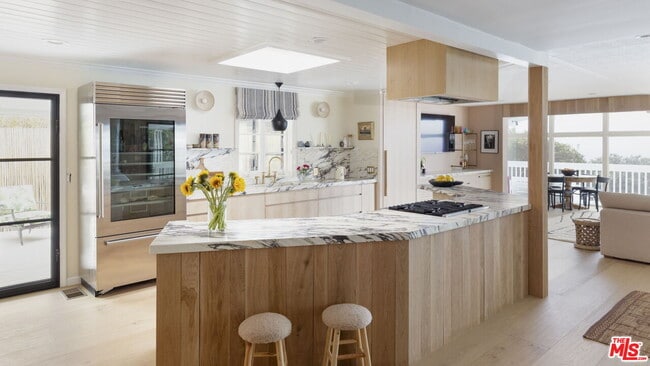 Foto del edificio - 29500 Heathercliff Rd