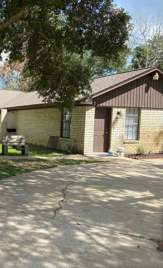 Building Photo - 73 Surrey Oak Ct