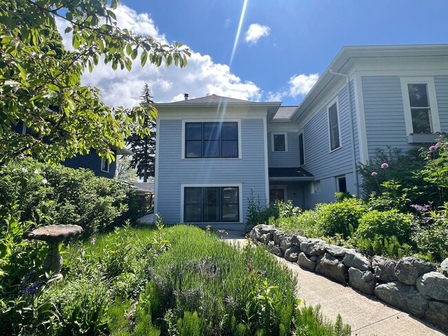 Building Photo - Charming 1 Bedroom, 1 Bath ADU – All Utili...