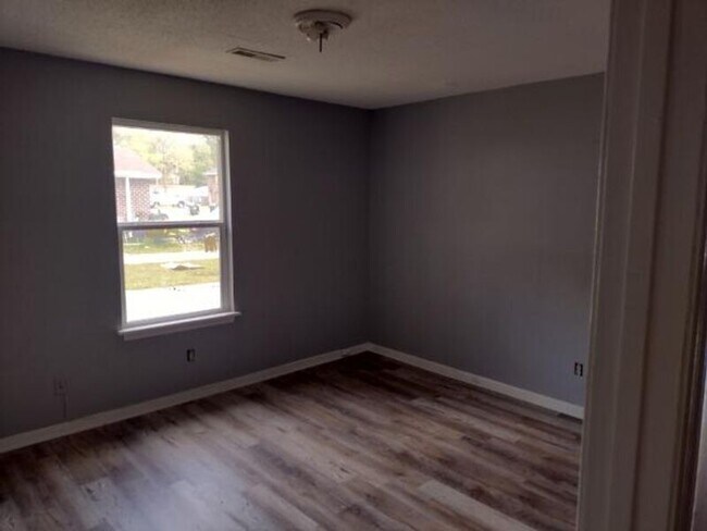 Foto del edificio - 124 Langley Dr