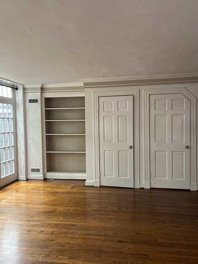 Foto del edificio - -- AVAILABLE SEPTEMBER 4TH -- 2 BR / 1 BA Beautiful Historic Carriage House on Monument Ave! Avai...
