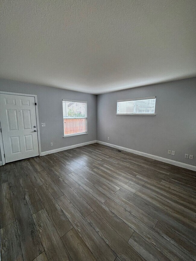 Building Photo - 2 Bedroom 2.5 Bathroom Townhome located in...