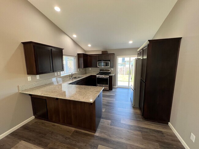 Building Photo - Well Maintained Three Bedroom Home in Sout...