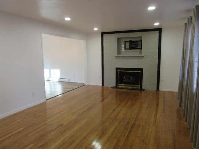 Building Photo - 2727 S Benton St