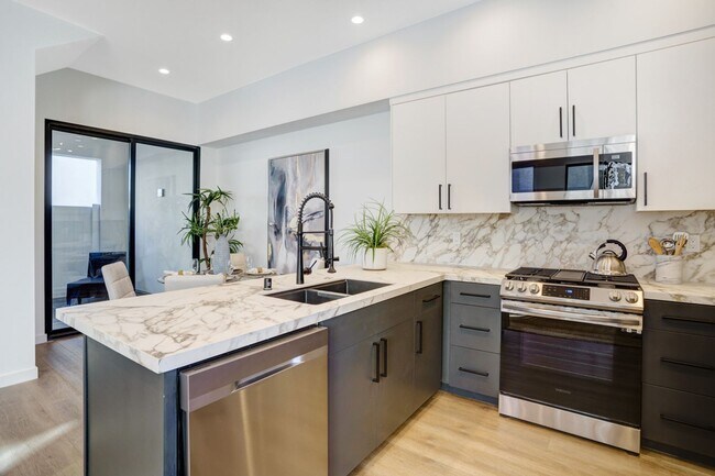 Foto del edificio - COASTAL LIVING AWAITS IN PACIFIC BEACH! 3 Bed | 2 Bath | $5,995 / mo