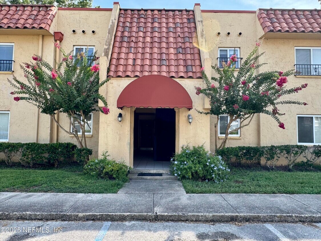 Foto principal - 6526 La Mirada Dr E