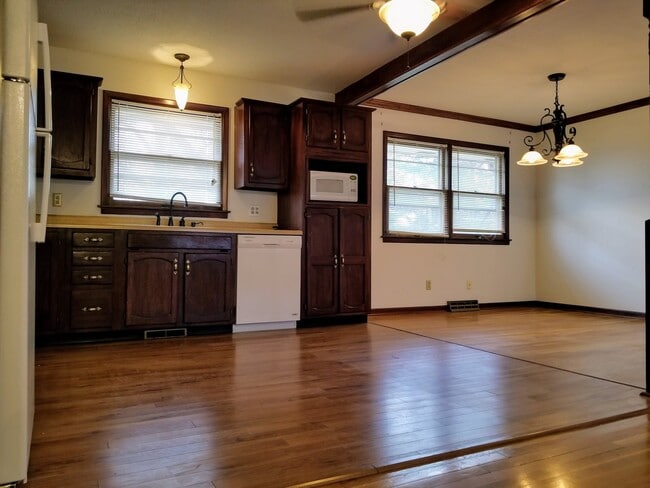 Building Photo - Great Location! Close to Bill Snyder Famil...