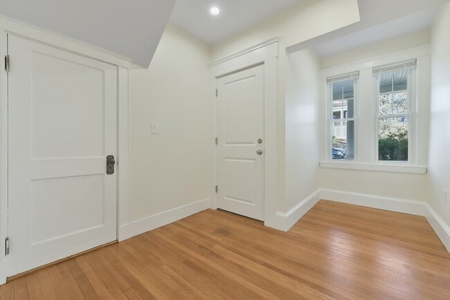 Building Photo - 48 Manthorne Rd