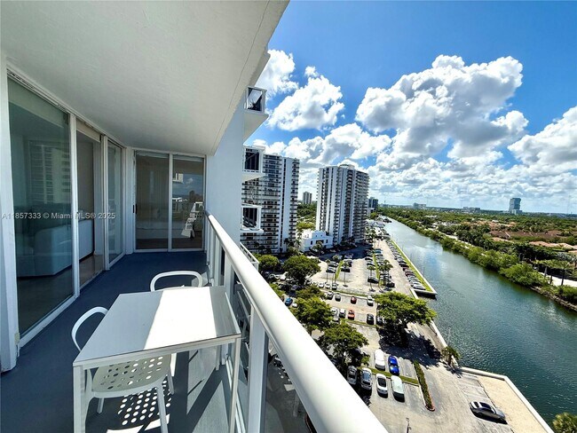 Foto del edificio - 20505 E Country Club Dr