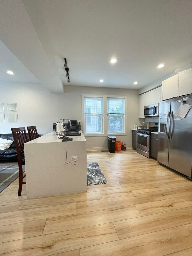 Foto del edificio - 2258 N Maplewood Ave