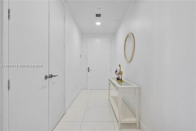 Building Photo - 15811 Collins Ave