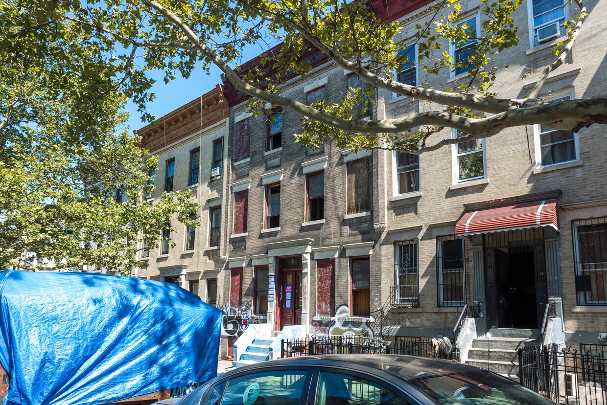 Building Photo - 467 52nd St