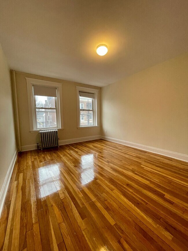 Foto del edificio - NO BROKER FEE!   BRIGHTON 2 BED ALONG GREEN LINE WITH DISHWASHER, HT HW INCLUDED