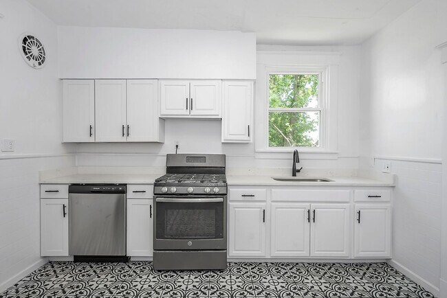 Building Photo - 108 E Daniels St