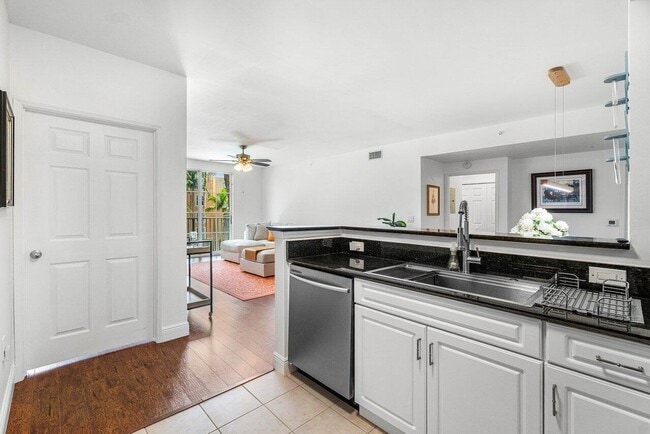 Building Photo - 720 S Sapodilla Ave