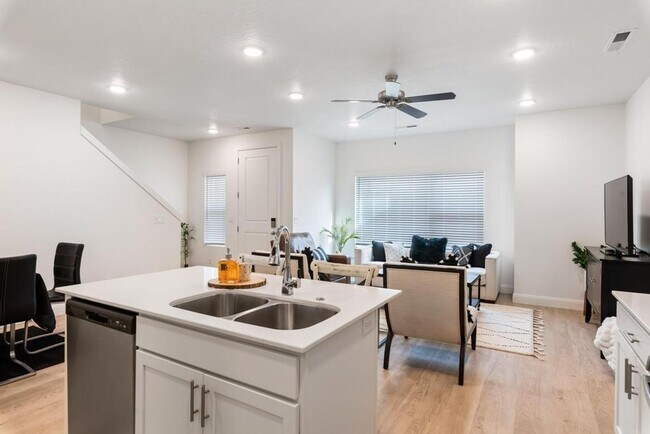 Foto del edificio - Desert Color Townhome 4-Bedrooms!